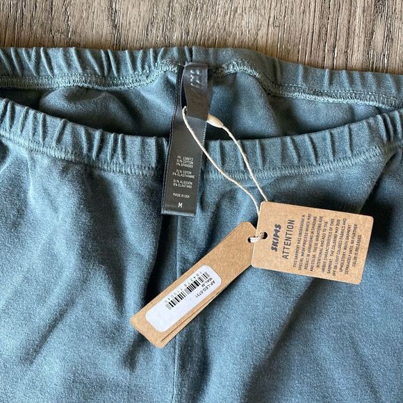 Skims Outdoor Leggings In Malachite - Picture 5 of 7